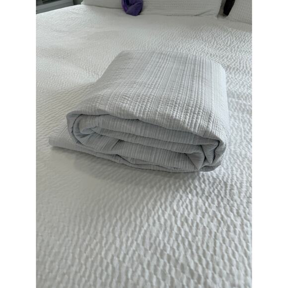 Jennifer Adams White Quilted Bedspread 90x90, Textured Coverlet, Queen/Fulls - Picture 2 of 11